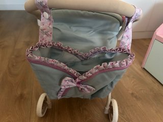 Carrito de bebé de juguete floral
