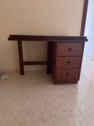 Mesa de estudio de madera hecha a mano