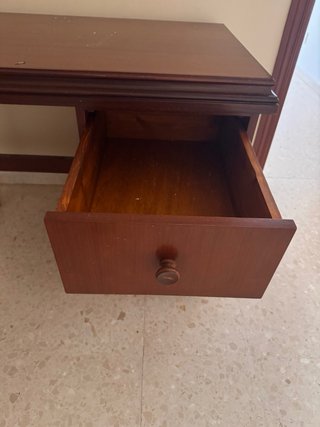 Mesa de estudio de madera hecha a mano