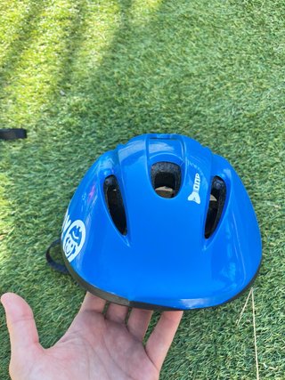 Casco infantil azul para bicicleta