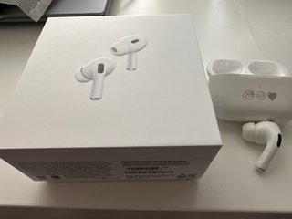 Estuche AirPods A2700 + Auricular Izquierdo A2699