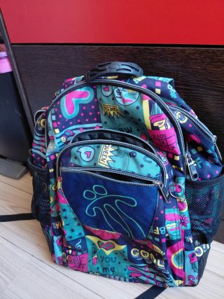 Mochila Totto con diseño colorido
