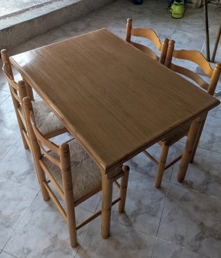 Mesa y 4 Sillas de Madera