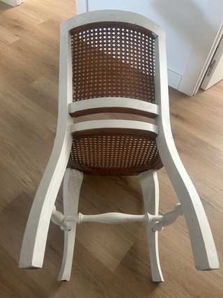 Silla antigua de madera y ratán