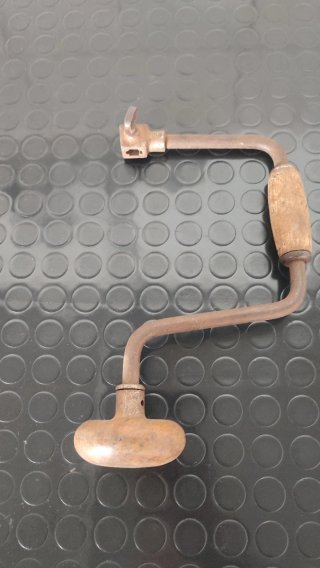 Antiguo taladro manual de manivela