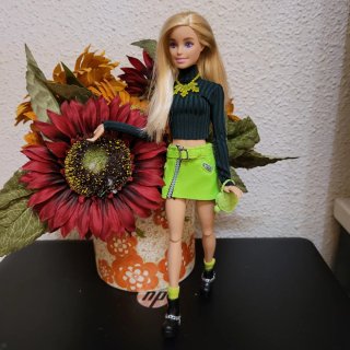 Muñeca Barbie articulada con falda verde