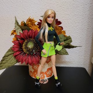 Muñeca Barbie articulada con falda verde