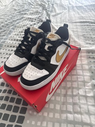 Zapatillas Nike Blancas y Doradas