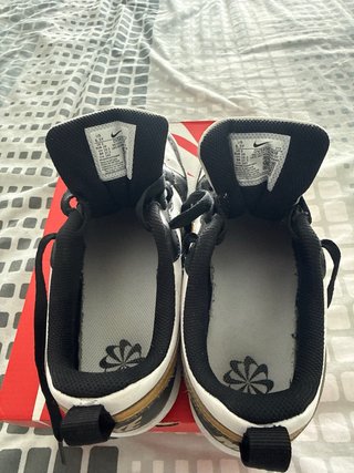Zapatillas Nike Blancas y Doradas