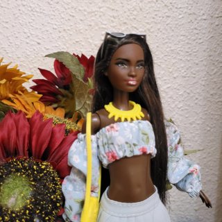 Muñeca barbie con vestido floral y bolso amarillo