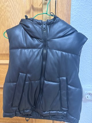 Chaleco acolchado efecto piel negro