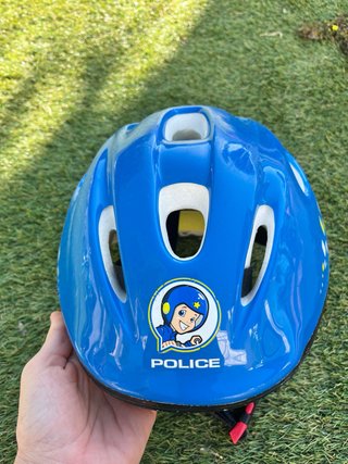 Casco infantil azul para bicicleta