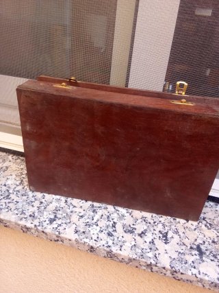 Caja de madera con adornos metálicos