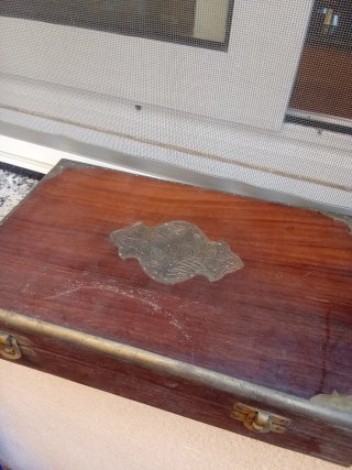Caja de madera con adornos metálicos