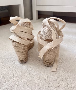 Alpargatas cuña beige con lazo