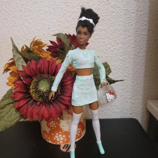 Muñeca barbie de moda con vestido