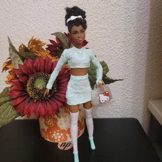 Muñeca barbie de moda con vestido