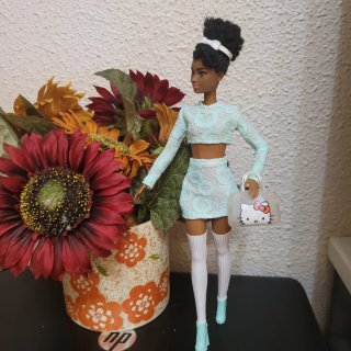 Muñeca barbie de moda con vestido