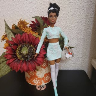 Muñeca barbie de moda con vestido