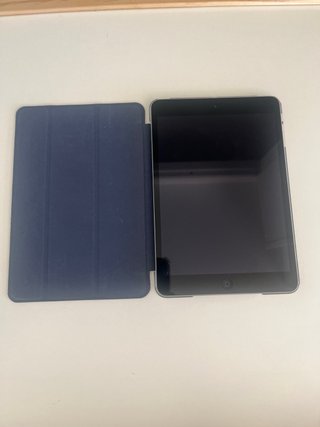 iPad Mini 2 con funda azul