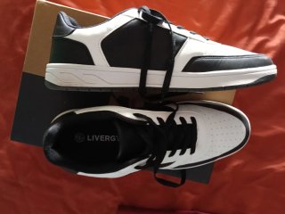 Zapatillas LIVERGY Hombre Blancas y Negras.