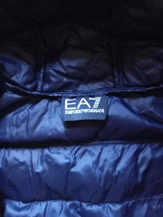 Piumino leggero Emporio Armani blu con logo.