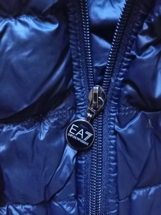 Piumino leggero Emporio Armani blu con logo.