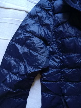 Piumino leggero Emporio Armani blu con logo.