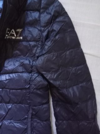 Piumino leggero Emporio Armani blu con logo.