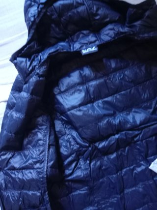 Piumino leggero Emporio Armani blu con logo.