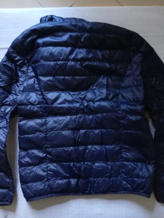 Piumino leggero Emporio Armani blu con logo.