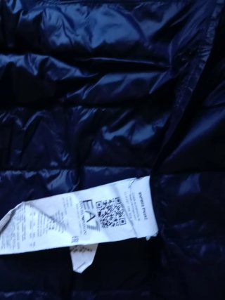 Piumino leggero Emporio Armani blu con logo.