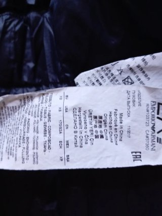 Piumino leggero Emporio Armani blu con logo.