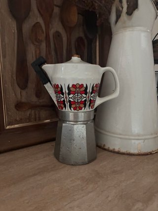 Cafetera italiana antigua decorada