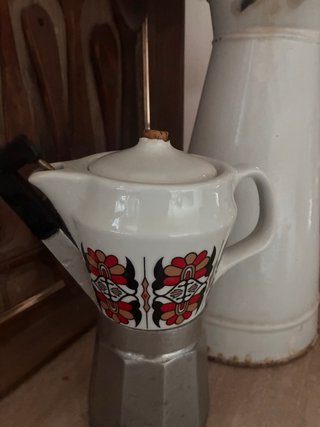 Cafetera italiana antigua decorada