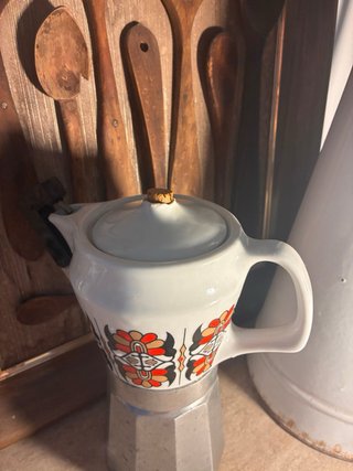 Cafetera italiana antigua decorada