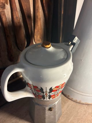 Cafetera italiana antigua decorada