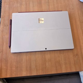 Microsoft Surface Pro 7 plata teclado rojo