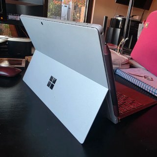 Microsoft Surface Pro 7 plata teclado rojo