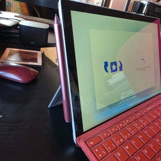Microsoft Surface Pro 7 plata teclado rojo