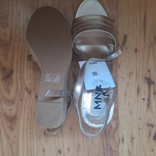 Sandalias Mango cuña esparto doradas talla 39