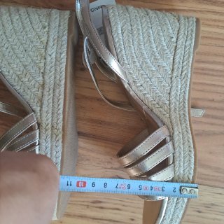 Sandalias Mango cuña esparto doradas talla 39