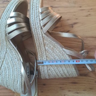 Sandalias Mango cuña esparto doradas talla 39
