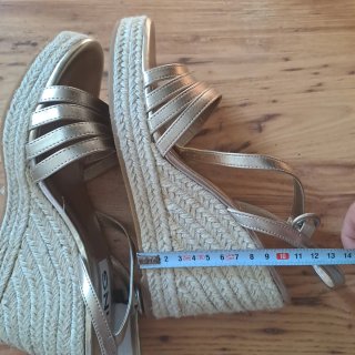 Sandalias Mango cuña esparto doradas talla 39