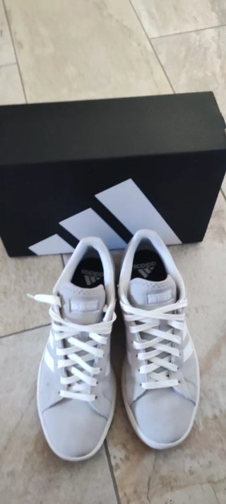 Zapatillas Adidas Gris y Blancas