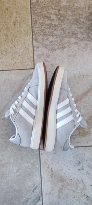 Zapatillas Adidas Gris y Blancas