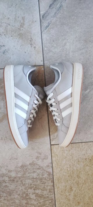 Zapatillas Adidas Gris y Blancas