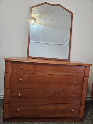 Cómoda de madera con espejo