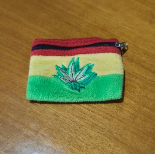 Monedero jamaica con hoja de marihuana