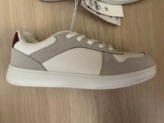 Zapatillas blancas y grises con etiqueta